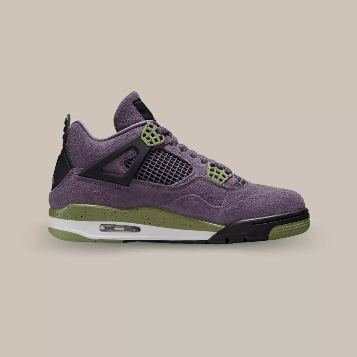 La Jordan 4 Canyon Purple avec sa base en hairy suède violet accompagné de sa cage en TPU du meme coloris.