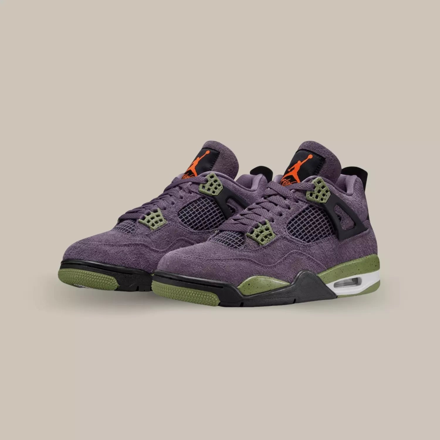 C’est un nouvelle Air Jordan 4 Canyon Purple qui arrive avec un coloris hairy suede violet accompagné de cage en TPU du même coloris. On retrouve également les œillets dans une teinte vert olive tachetés de noir.