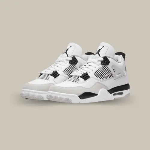 La Air Jordan 4 Military Black présente une base en cuir blanc avec des empiècements noir assortis aux œillets et au heel tab. Le mudguard et les wings proposent un gris qui colle totalement avec le reste de la paire. Une semelle blanche aux superpositions de noir et de gris vient conclure cette magnifique paire.