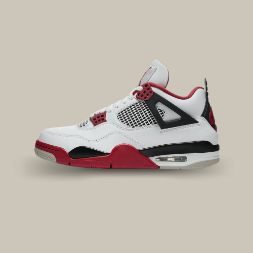 La Air Jordan 4 Retro Fire Red (2020) vue de côté avec sa base en cuir blanc, ses wings et sa cage en TPU noir.