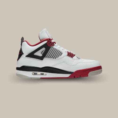 La Air Jordan 4 Retro Fire Red (2020) vue de côté avec sa base en cuir blanc, ses wings et sa cage en TPU noir.