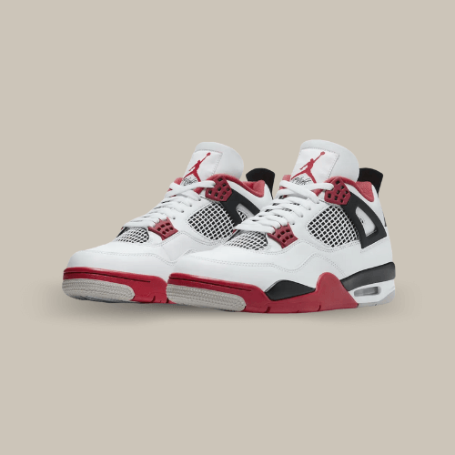 La Air Jordan 4 Retro Fire Red (2020) possède une base en cuir avec le code couleur des Chicago Bulls, le rouge, le noir et le blanc. On retrouve des œillets rouges accordés à la doublure intérieure et au logo de la languette. Des touches de noir sur les wings, la semelle intermédiaire et le talon comportant un branding "Nike Air" rouge. La mythique bulle d'air visible vient donner la touche finale à ce modèle emblématique.