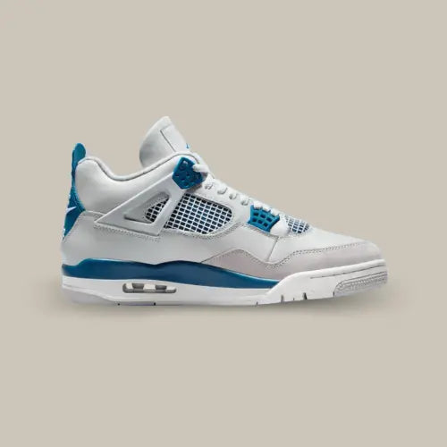 La Air Jordan 4 Retro Military Blue (2024) vue de côté avec son cuir blanc et ses touches de bleu et de gris.