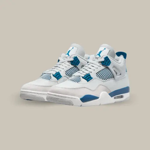 La Air Jordan 4 Retro Military Blue (2024) possède une base en cuir blanc avec des touches de bleu et de gris se rapprochant du coloris original. On retrouve la cage en TPU, les œillets en plastiques bleus ainsi que la bulle d'air au talon fidèle au modèle.