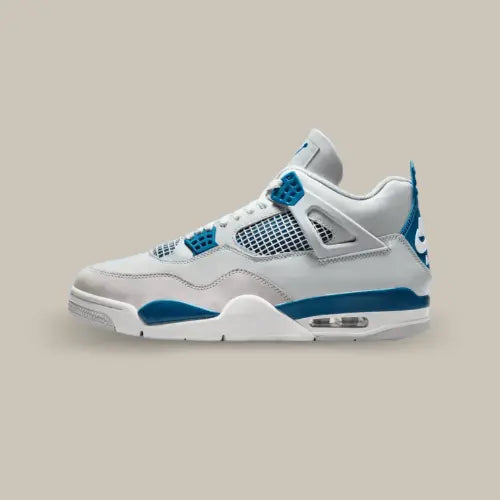 La Air Jordan 4 Retro Military Blue (2024) vue de côté avec son cuir blanc et ses touches de bleu et de gris.