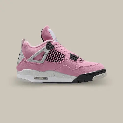 La Air Jordan 4 Retro Orchid vue de côté avec sa base rose, sa cage en TPU noir assortie aux oeillets et à la midsole et ses empiècements gris.