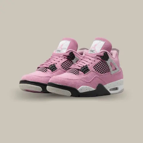 La Air Jordan 4 Retro Orchid incarne l’alliance parfaite entre élégance et performance. Avec son coloris Orchid, cette Jordan 4 se distingue par son dessus en daim rose texturé, accentué par des touches grises et noires sur les œillets et les panneaux latéraux. Le design emblématique de Tinker Hatfield, avec sa semelle intermédiaire équipée de l’unité Air visible, assure un confort optimal et un style unique.