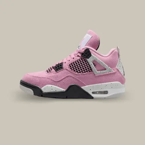 La Air Jordan 4 Retro Orchid vue de côté avec sa base rose, sa cage en TPU noir assortie aux oeillets et à la midsole et ses empiècements gris.