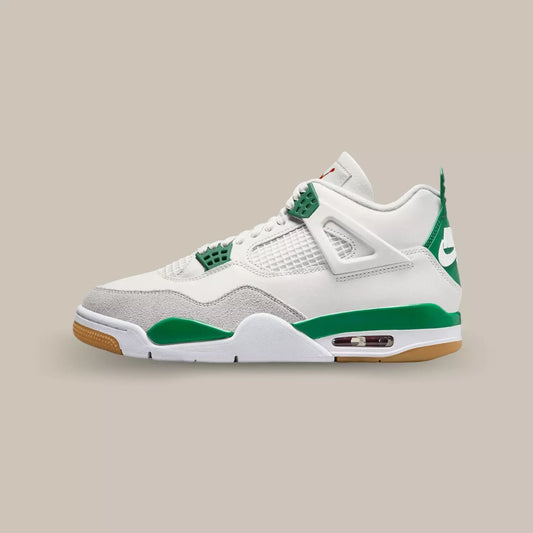 La Jordan 4 SB Pine Green de coté avec sa base en cuir et des touches de vert au niveau du talon de la outsole et des œillets.