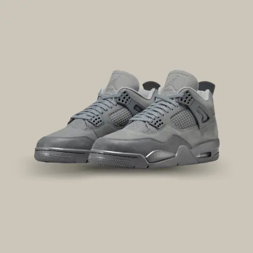 La Air Jordan 4 Retro SE Paris Olympics possède une base possède une base en daim gris gris avec un mudguard en suède gris foncé ton sur ton assorties aux œillets, aux wings et à la cage en TPU. Une semelle de même couleur avec la bulle d'air visible vient conclure cette magnifique édition.