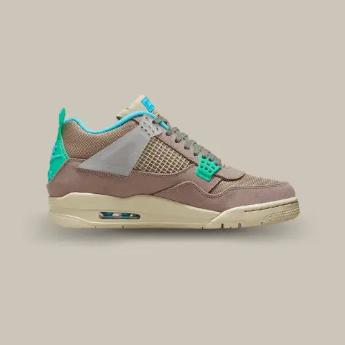 La Air Jordan 4 Retro Union Taupe Haze de couleur grise avec son branding de couleur bleu turquoise.