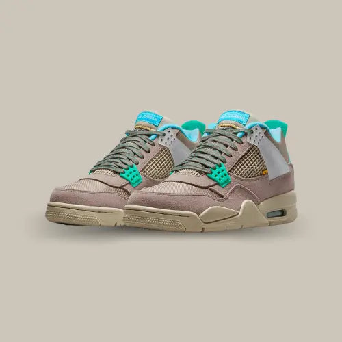 La Air Jordan 4 Retro Union Taupe Haze possède une base en mesh et suède de qualité premium. On découvre une paire couleur Taupe Haze avec du bleu turquoise au niveau du branding. 