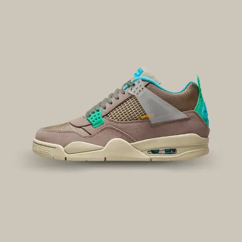 La Air Jordan 4 Retro Union Taupe Haze de couleur grise avec son branding de couleur bleu turquoise.