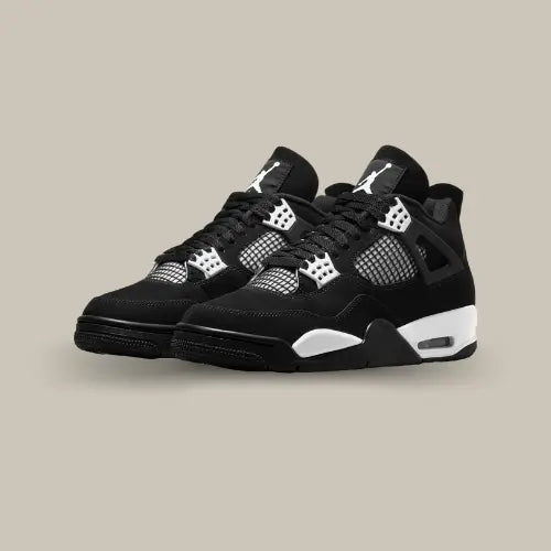 La Air Jordan 4 Retro White Thunder possède une base en nubuck noir avec des touches de blanc au niveau des œillets, du logo et de la semelle intermédiaire. Les panneaux latéraux en filet donnent un touche de texture différente. On retrouve enfin la célèbre bulle d'air visible au niveau du talon.