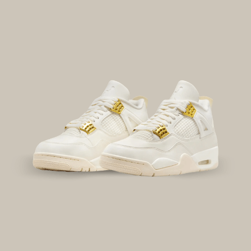 La Air Jordan 4 Sail Metallic Gold possède une base en cuir blanc premium avec des nuances de blanc cassé sur les panneaux latéral et la languette qui donne un contraste doux. On retrouve des œillets couleurs or pour une touche de luxe.