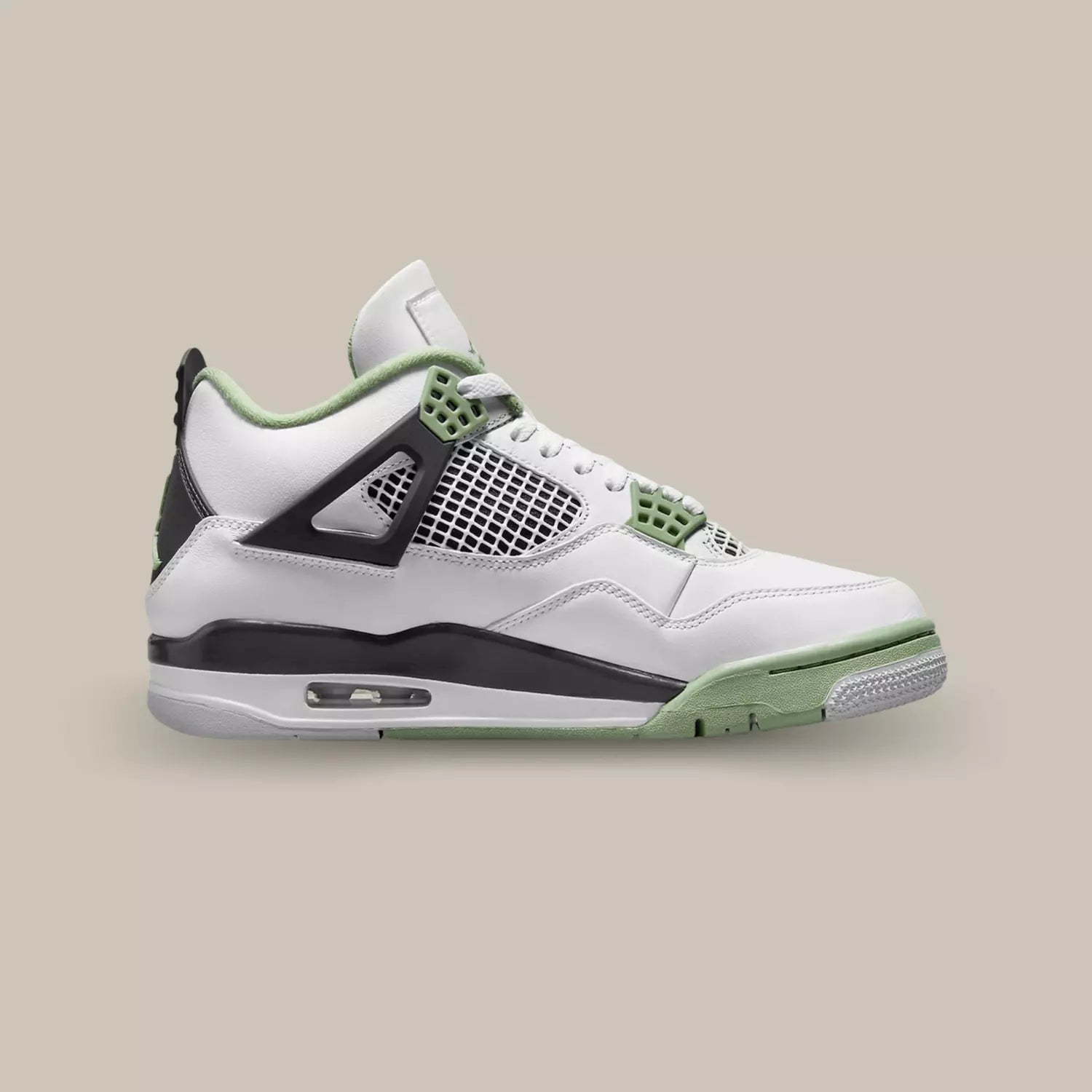 La Air Jordan 4 Seafoam de coté avec sa base en cuir blanc, son empiècement en mesh blanc et noir et ses œillets vert.