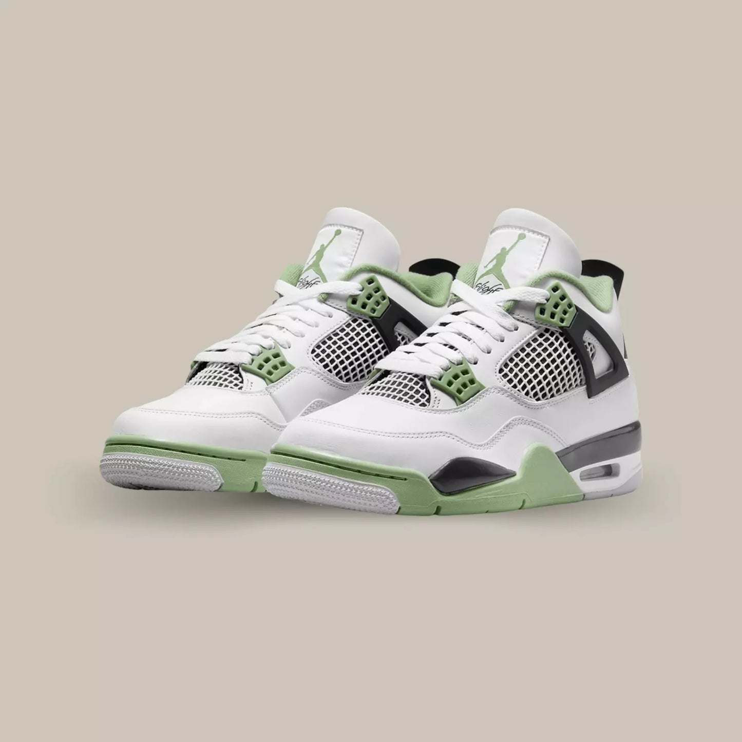 La Air Jordan 4 Seafoam se présente avec une base en cuir blanc. Un empiècement en mesh blanc et noir réside également sur le panneau latéral, juste derrière l’emblématique cage en TPU.