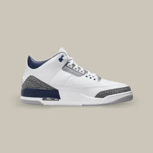 L Air Jordan 3 de coté avec son cuir grainé blanc, ses motifs elephant print et ses touches de bleu marine.