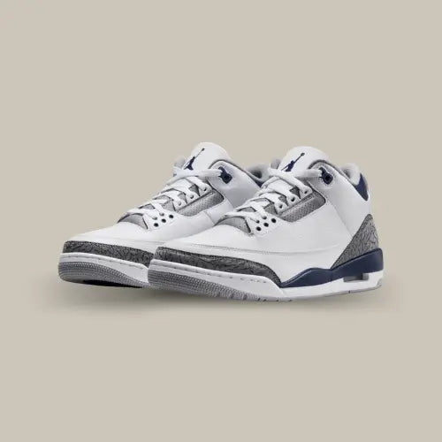 La Air Jordan 3 Midnight Navy possède une tige en cuir grainé blanc avec des empiècements en "elephant print" au niveau du mudguard et du talon. On retrouve des touches de bleu marine au dessus du col et de la semelle.