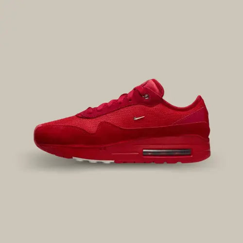 La Air Max 1 '86 Jacquemus Mystic Red vue de côté avec son cuir blanc, son swoosh minimaliste et sa bulle d'air visible rectangulaire au niveau de la semelle.