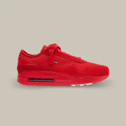 La Air Max 1 '86 Jacquemus Mystic Red vue de côté avec son cuir blanc, son swoosh minimaliste et sa bulle d'air visible rectangulaire au niveau de la semelle.