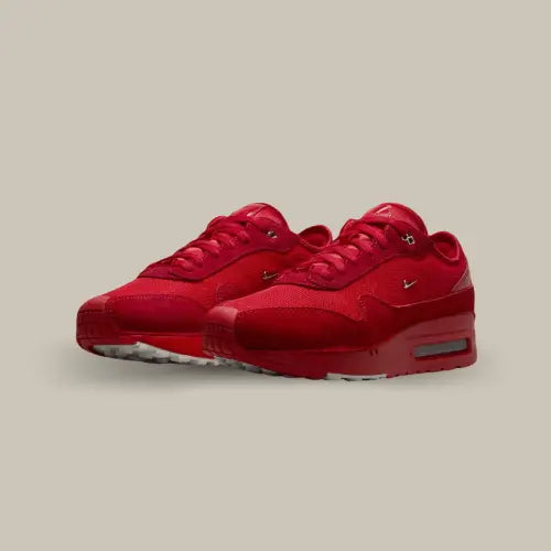 La Air Max 1 '86 Jacquemus Mystic Red&nbsp;possède un coloris rouge vif, offrant une esthétique raffinée et minimaliste. La tige en&nbsp;cuir premium&nbsp;et matériaux textiles de qualité supérieure assure un confort optimal et une grande durabilité. Les détails subtils, tels que les logos&nbsp;Jacquemus&nbsp;et&nbsp;Nike&nbsp;délicatement placés, ajoutent une note de sophistication. La semelle intermédiaire dotée de l'emblématique bulle d'air visible dans une version rectangulaire offre un amorti exception