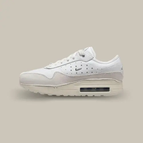 La Air Max 1 '86 Jacquemus Sail and Summit White vue de côté avec son cuir blanc, son swoosh minimaliste et sa bulle d'air visible rectangulaire au niveau de la semelle.