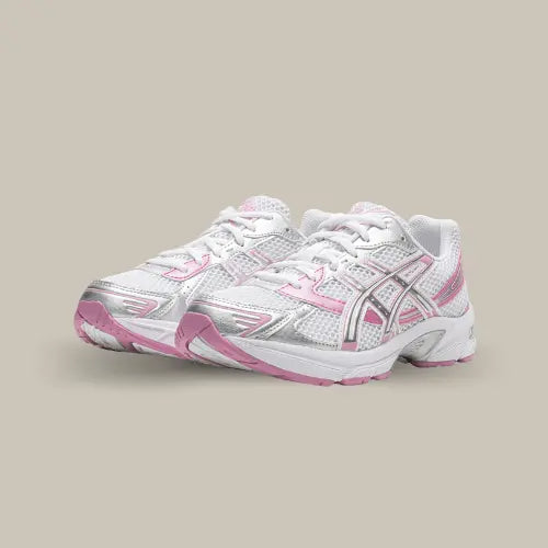 Découvrez la ASICS Gel-1130 White Pure Silver Pink avec son coloris blanc et ses empiècements de couleur argenté et rose.