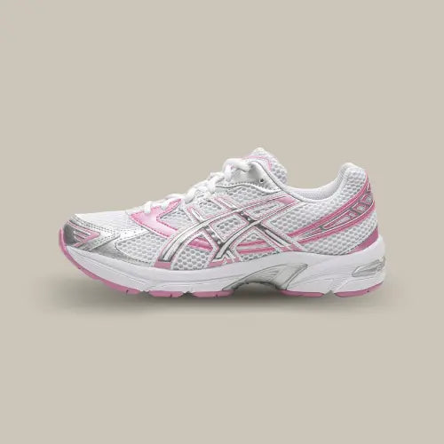 Découvrez la ASICS Gel-1130 White Pure Silver Pink vue de côté avec son coloris blanc et ses empiècements de couleur argenté et rose.