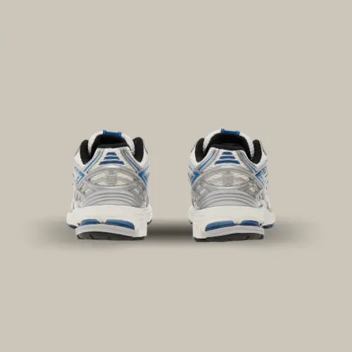 L'arrière de la New Balance 1906R Silver Blue de couleur argenté avec des touches de bleu.