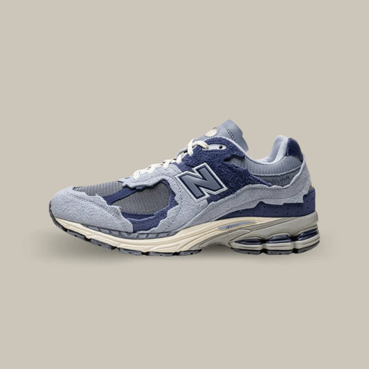 La New Balance 2002R Protection Pack Light Arctic Grey Purple de coté avec une base qui associe mesh, cuir lisse et suède dans un coloris entre le violet et le bleu.