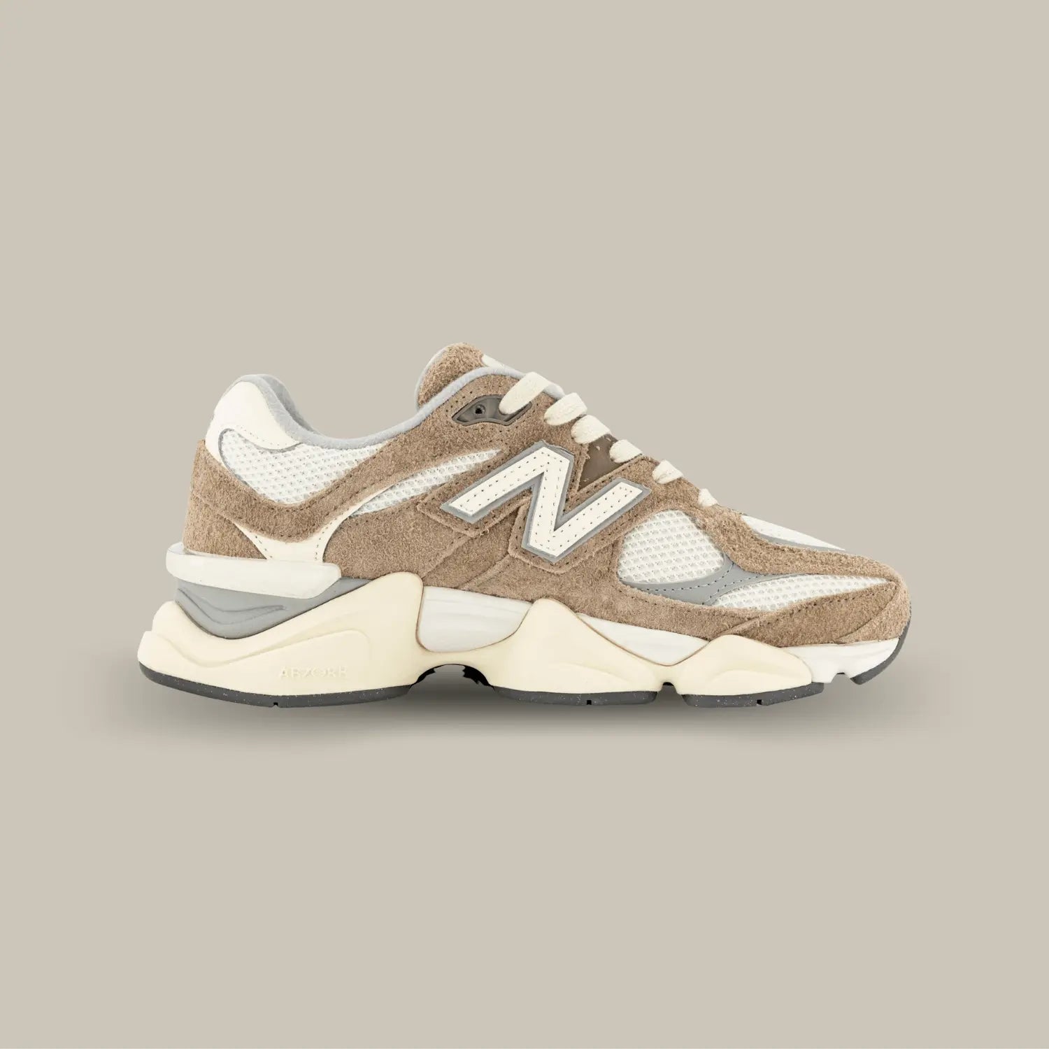 La New Balance 9060 Driftwood de coté avec sa teinte grise, blanc et marron.