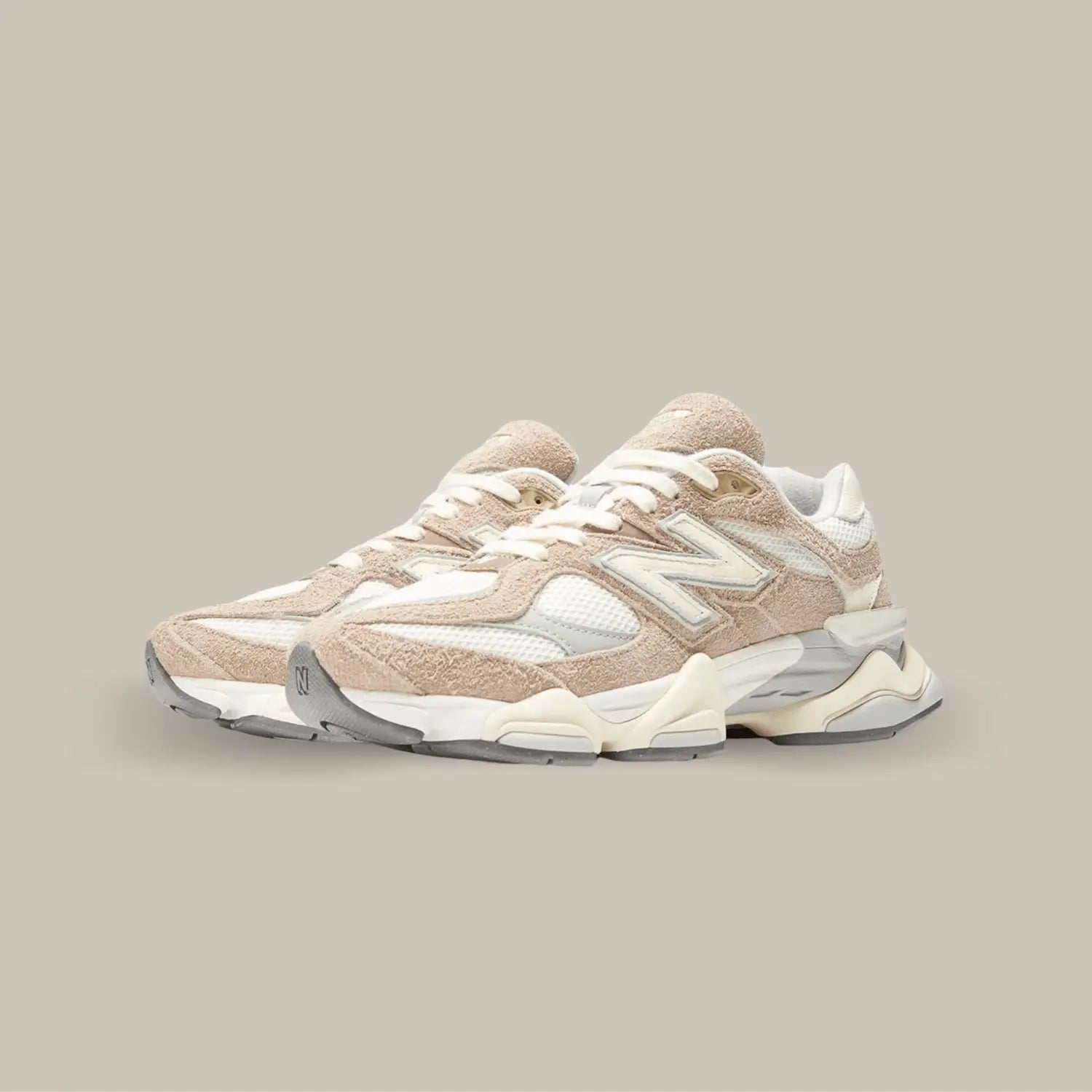 La New Balance 9060 Driftwood possède une tige en mesh blanc avec des superpositions en daim rose pâle et cuir blanc cassé et gris. On retrouve l'épaisse semelle renforcée par les systèmes ABZORB et SBS.