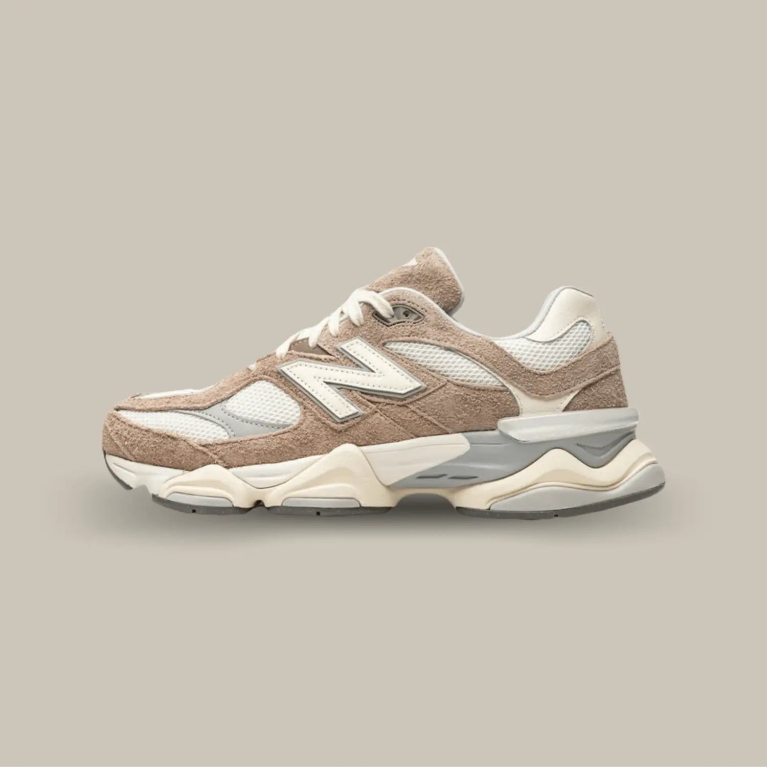 La New Balance 9060 Driftwood de coté avec sa teinte grise, blanc et marron.