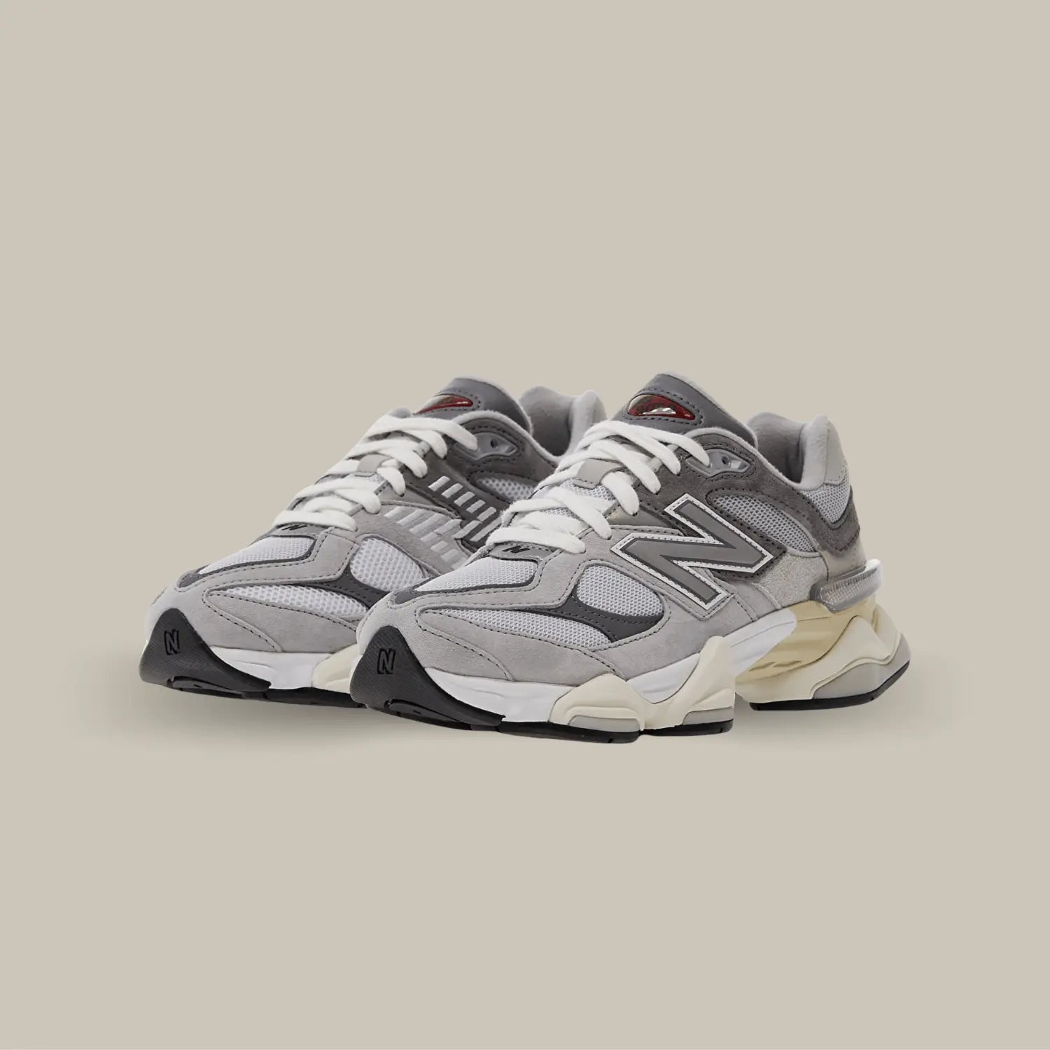 La New Balance 9060 Rain Cloud possède une tige en mesh maillé avec des superpositions en daim gris clais. La semelle blanche et beige offre une silhouette futuriste à la nouvelle star de chez New Balance.&nbsp;