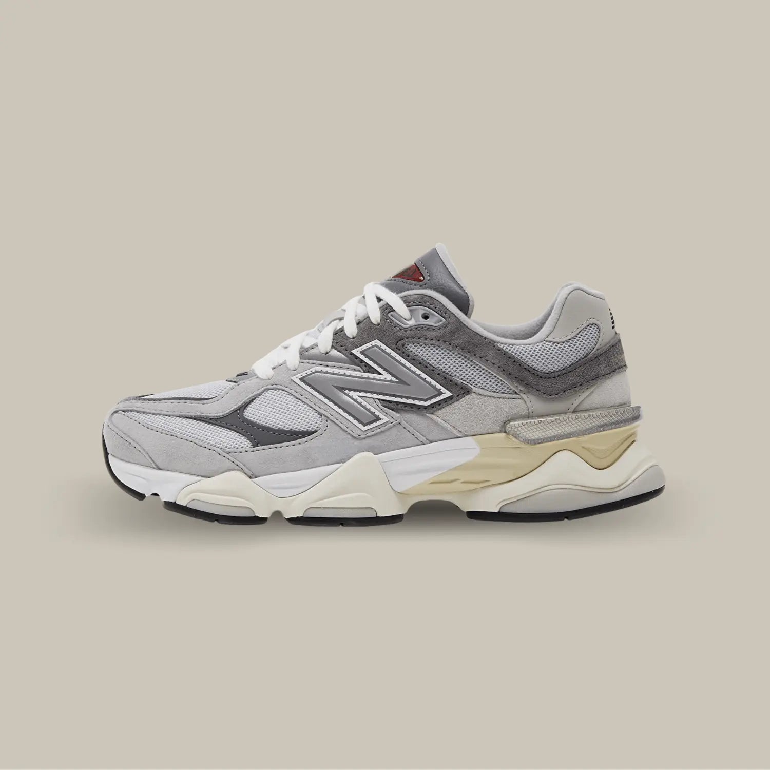 La New Balance 9060 Rain Cloud de côté avec son coloris gris.