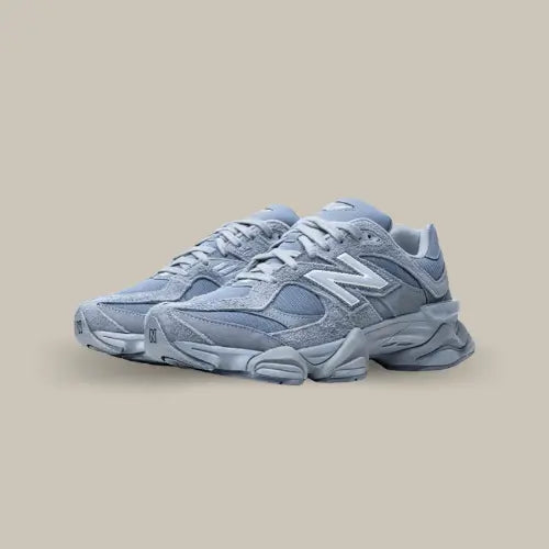 La New Balance 9060 Vintage Indigo possède une base en mesh gris bleu unicolore. On retrouve des empiècements en cuir, daim et suède avec l'habituel logo "N" sur les côtés et l'épaisse semelle équipée des technologies ABZOEB ET SBS.