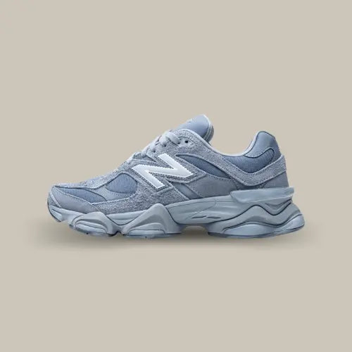 La New Balance 9060 Vintage Indigo de côté avec son coloris gris bleu unicolore, son logo "N" et son épaisse semelle.