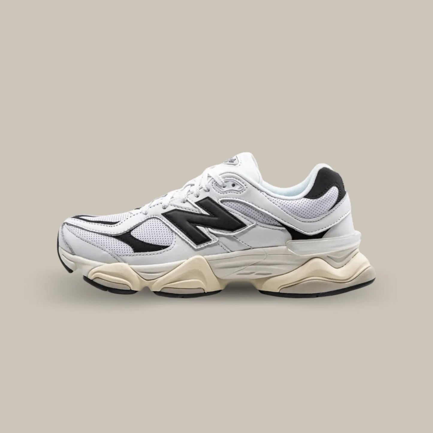 La New Balance 9060 White Black avec un upper mixte à base de mesh pour la tige et de suède blanc pour les superpositions.