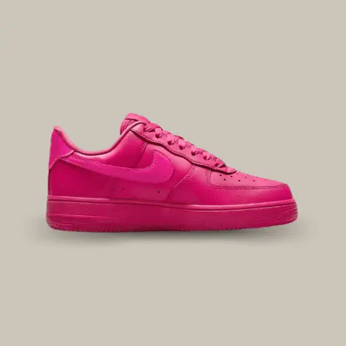 La Nike Air Force 1 Low '07 Fireberry vue de côté avec son coloirs monochrome fuschia.