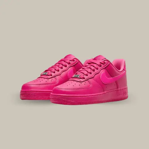 La Nike Air Force 1 Low '07 Fireberry possède une base en cuir fuschia avec des superpositions ton sur ton. On retrouve le célèbre swoosh accordé au hell tab dans un ton légèrement plus clair alors que la semelle reprend le même coloris que la tige.&nbsp;