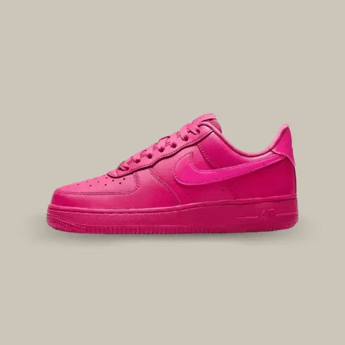 La Nike Air Force 1 Low '07 Fireberry vue de côté avec son coloirs monochrome fuschia.