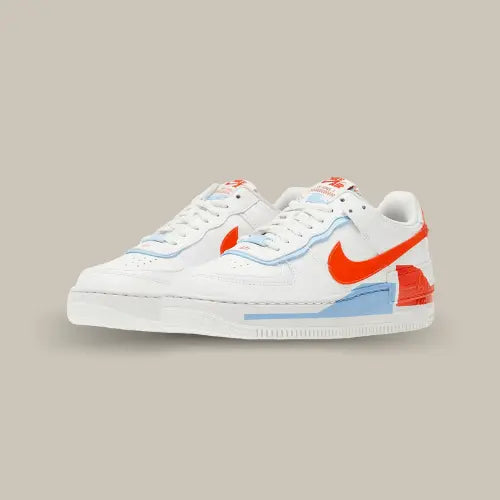 La Nike Air Force 1 Shadow Summit White Team Orange possède une base en cuir blanc accordé aux lacets et à la semelle. On retrouve plusieurs touches de bleu ciel au niveau des oeillets et de la semelle intermédiaire alors que le swoosh orange vient donner du pep's au modèle tout comme le rappel orange au niveau du talon.