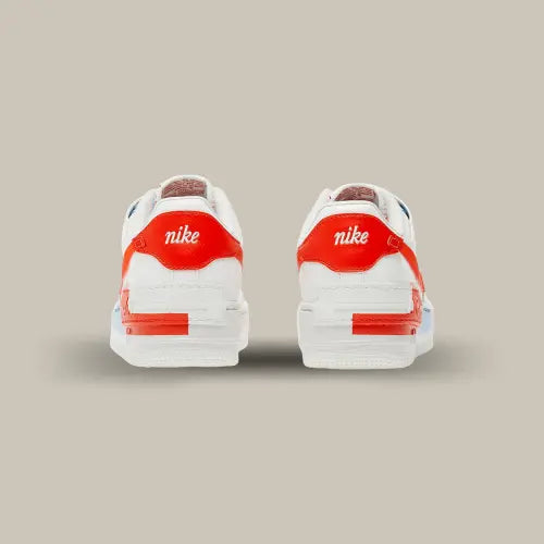 L'arrière de la Nike Air Force 1 Shadow Summit White Team Orange avec ses superpositions oranges.