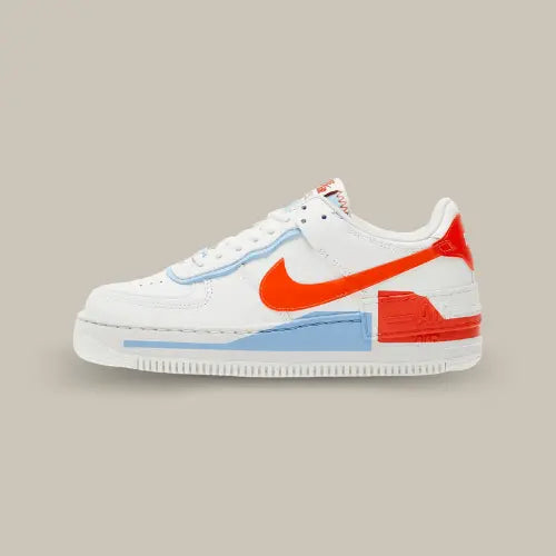 La Nike Air Force 1 Shadow Summit White Team Orange vue de côté avec sa base en cuir blanc et ses superpositions de couleurs bleu et oranges.