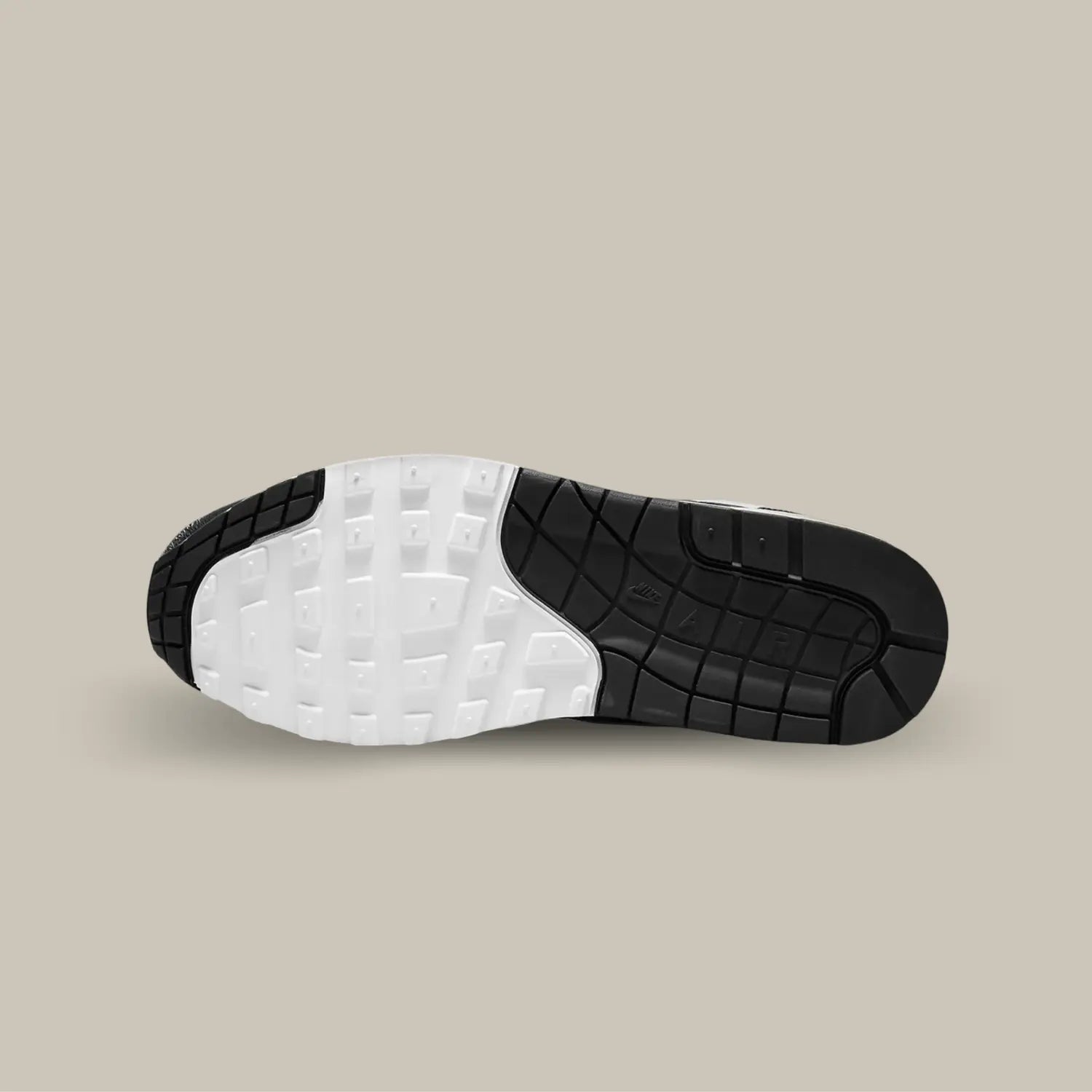 La semelle de la Nike Air Max 1 Patta Black Grey de couleur blanche et noire.