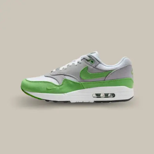 La Nike Air Max 1 Patta Chlorophyll (2024) vue de côté avec sa base grise et ses empiècements vert.