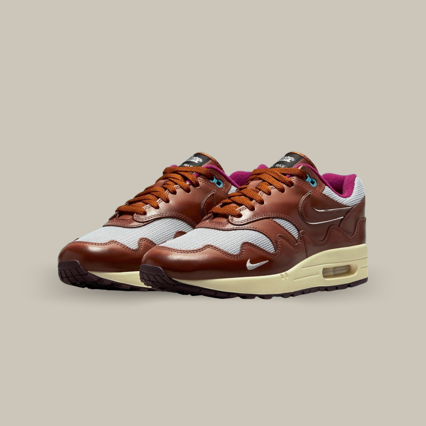 La Nike Air Max 1 Patta Dark Russet présente une structure mixte en mesh gris complétée par des superpositions en cuir marron sur tout le long de l’empeigne.