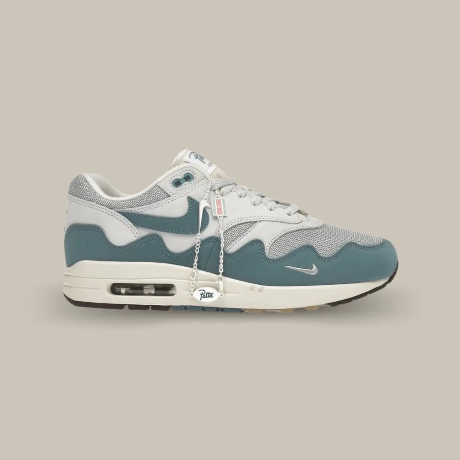 La Nike Air Max 1 Patta Noise Aqua vue de coté dans sa teinte bleu et gris.