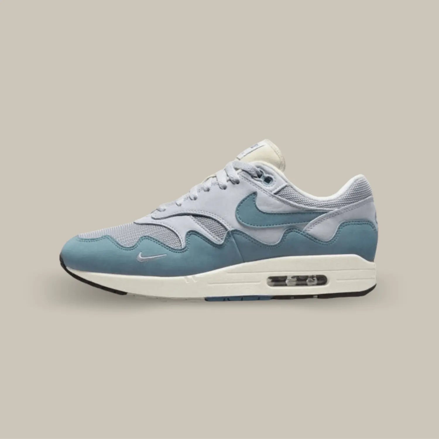 La Nike Air Max 1 Patta Noise Aqua vue de coté dans sa teinte bleu et gris.